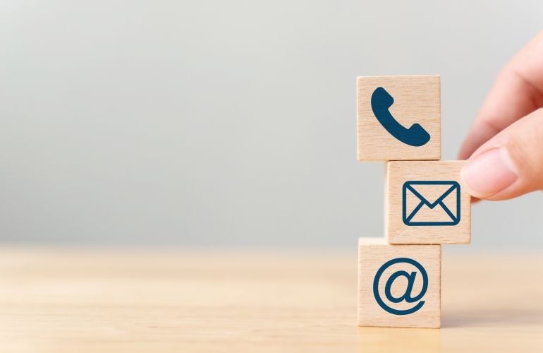 Imagen contacto - fichas de madera que simbolizan los diferentes datos de contacto a disposición del usuario